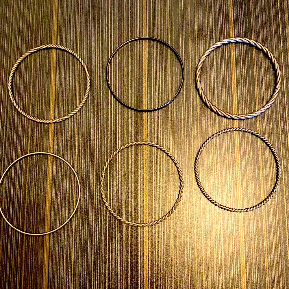 🧊set of six bangles🧊